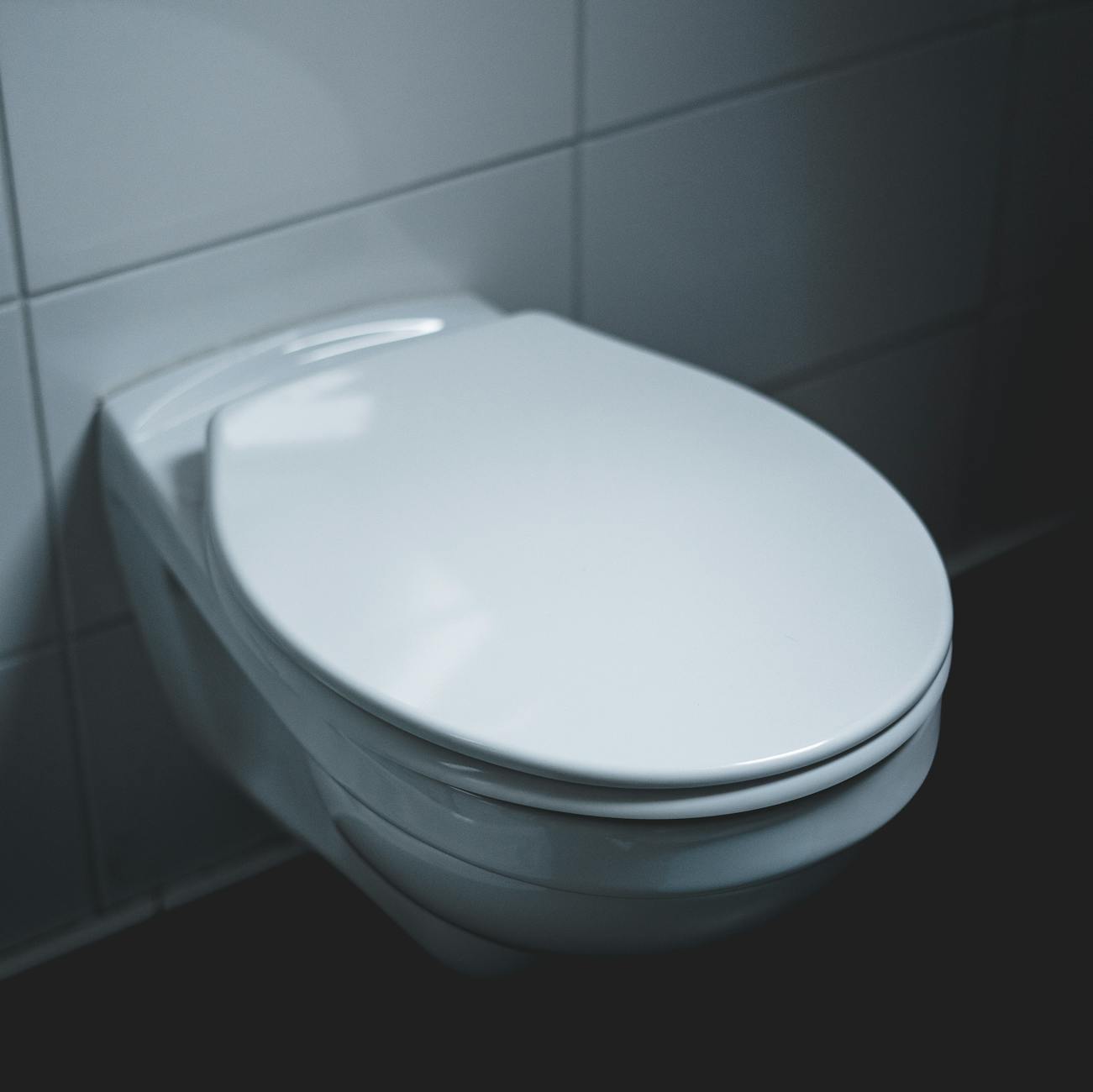 When to Replace Your Toilet Seat: Key Signs to Watch For