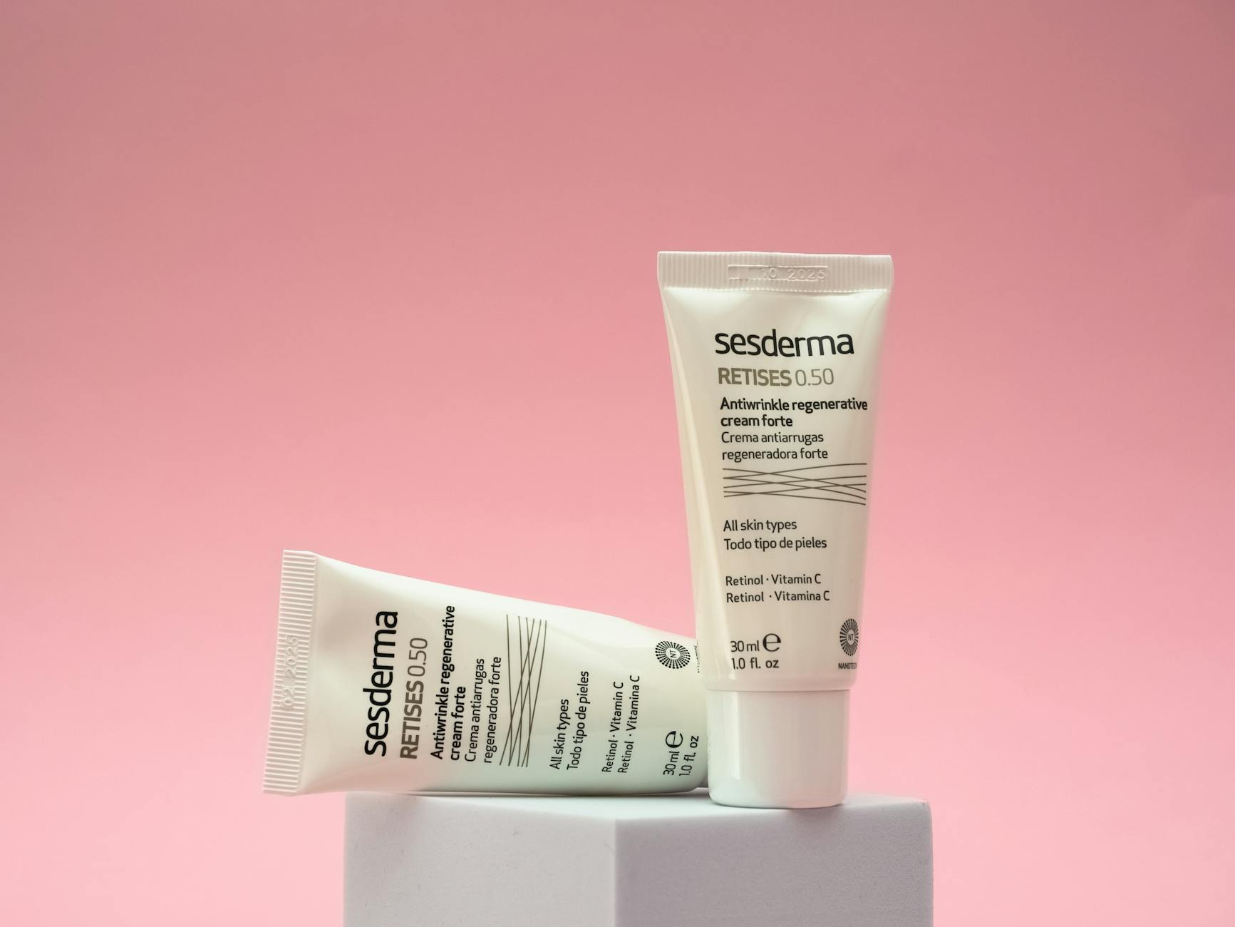 Two Sesderma Retises 0.50 skincare tubes displayed on a pink background, highlighting anti-aging cream.